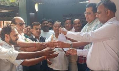 Advocates and deed writers staged a sit-in protest against appointing registration friends