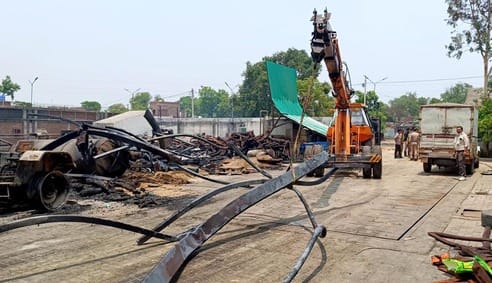 Loss of Rs 100 crore estimated due to fire, body of laborer not found