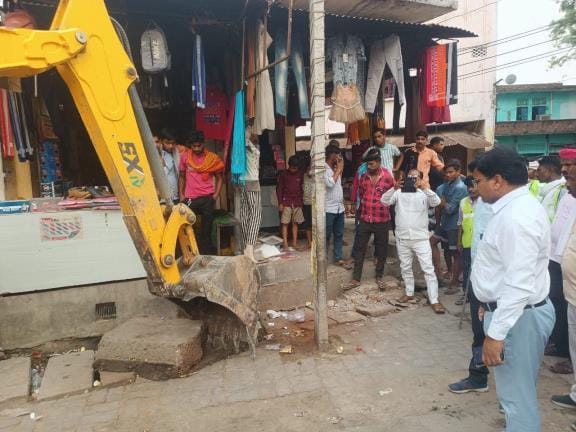 Bulldozer runs on encroachment in Rajapur town