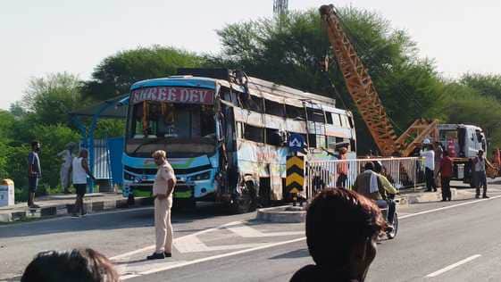 स्लीपर बस पलटने से तीन लोगों की मौत और 15 घायल