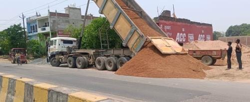 Piles of gravel on the roads, difficult to pass