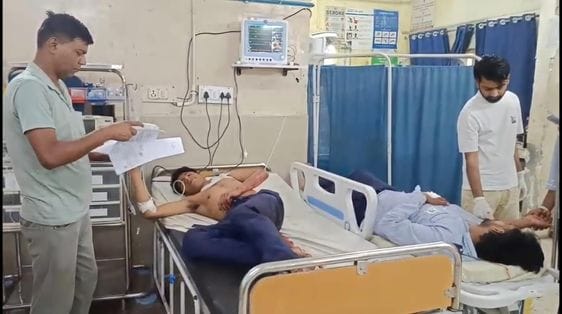 Two groups clashed in ITI, two students who came to rescue were attacked with sharp weapons