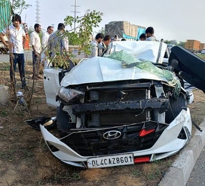 Car overturned after being hit by a vehicle, young man died, friend injured