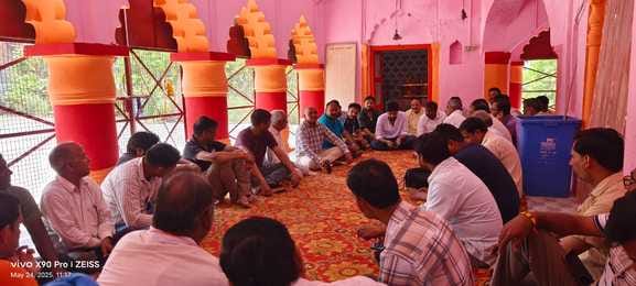 Shopkeepers gheraoed the Nagar Panchayat office