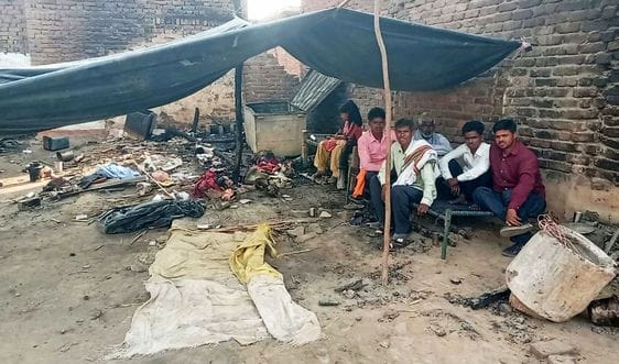 130 families of Sonbudhi and Jamni homeless, spent the night under tarpaulin