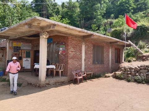 Knowledge is being obtained by paying 100 rupees rent in a borrowed school