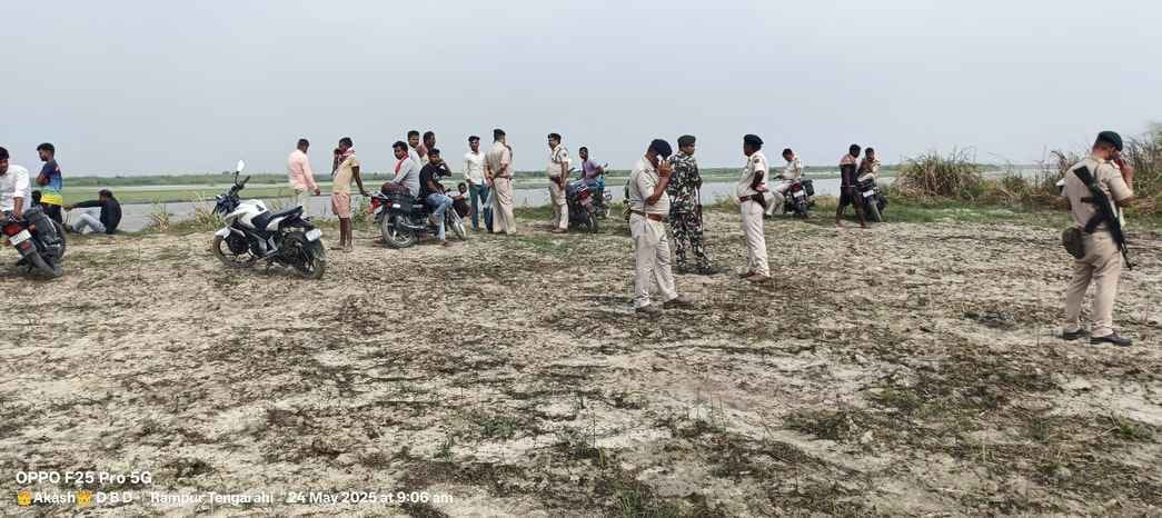 Bettiah bihar news Liquor smuggler jumped into Gandak river during police raids missing police investigation