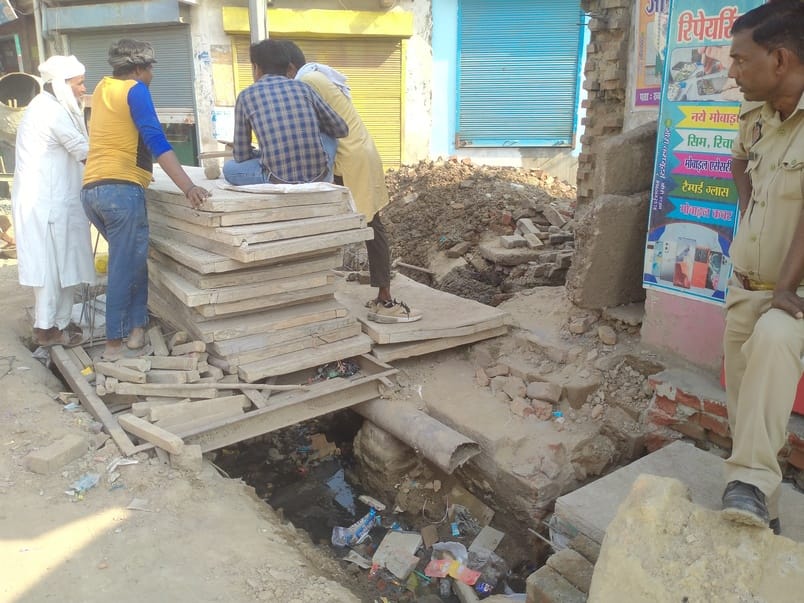Shopkeepers are angry due to the slow pace of drain construction in the main market