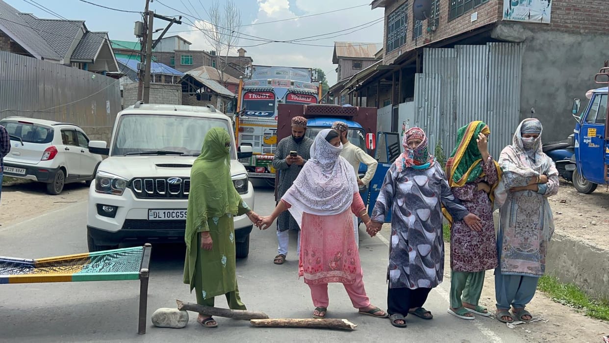 Women facing water crisis in Shopian protested