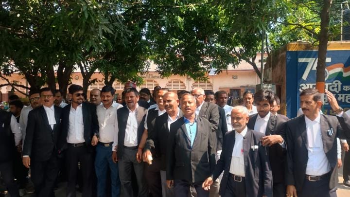 The lawyers' agitation intensified and they boycotted work and protested