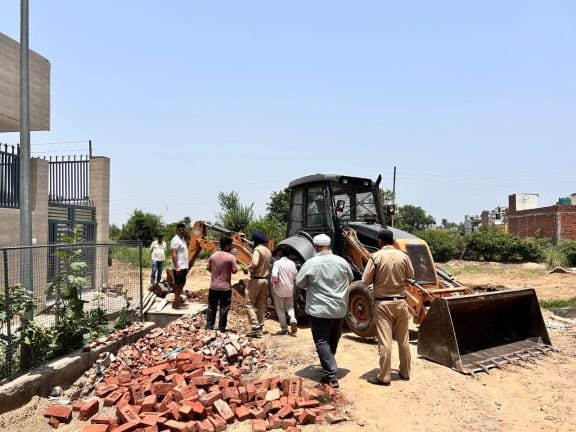 Yellow paw was used in 39 West Society, illegal construction was demolished