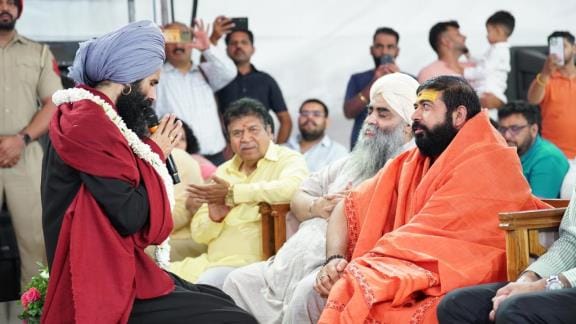 People reached the Pran Pratishtha Mahotsav, singers delighted them with bhajans