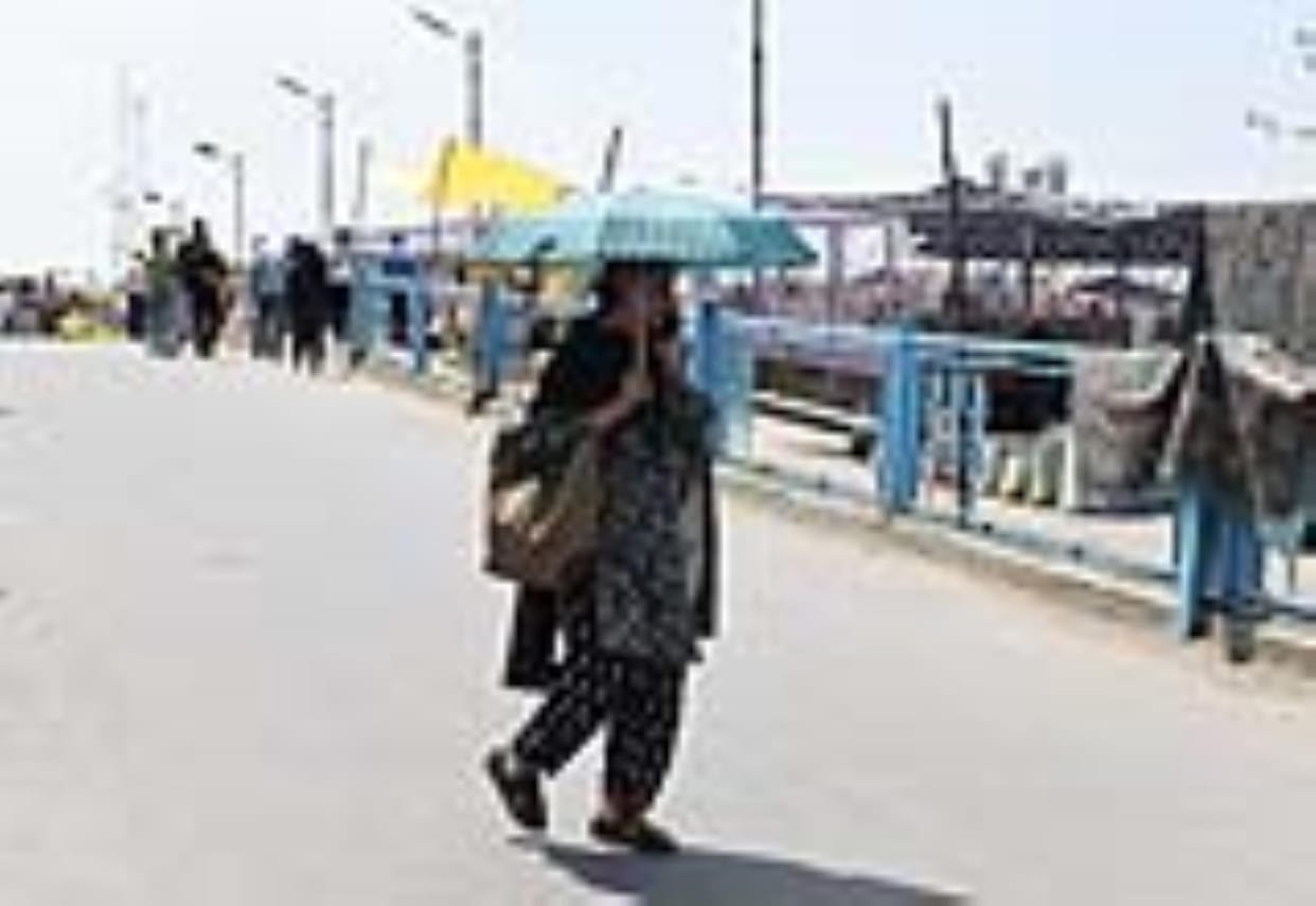 Hot afternoon in Srinagar amid yellow alert, roads deserted