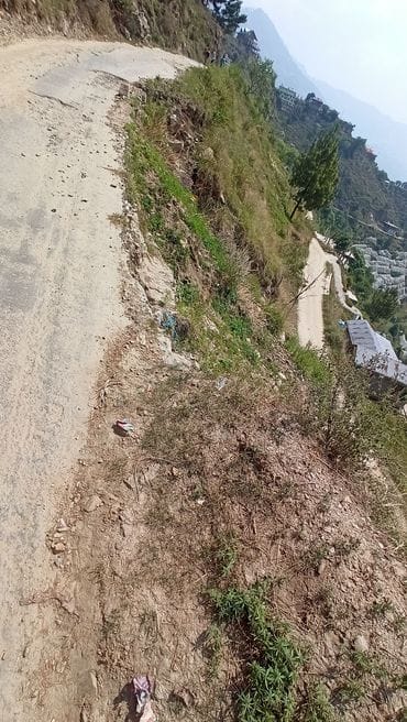 Danger of accidents due to the pole falling on Kandagai road