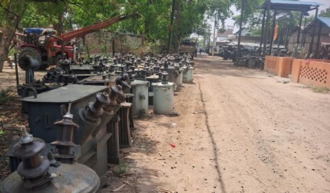 23 din mein 207 traansaphaarmar phunke, shahar se gaanv tak bijalee sankat   207 transformers blown in 23 days, power crisis from city to village