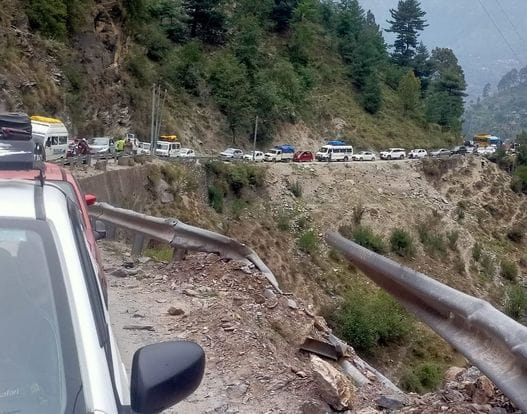 The Bhuntar-Manikaran road was jammed for three hours due to the crowd of tourists