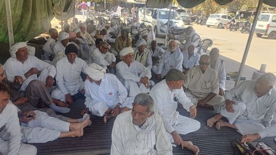 The United Farmers Front raised their demands by staging a sit-in protest