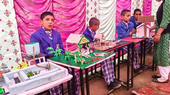 Students presented science models in the program