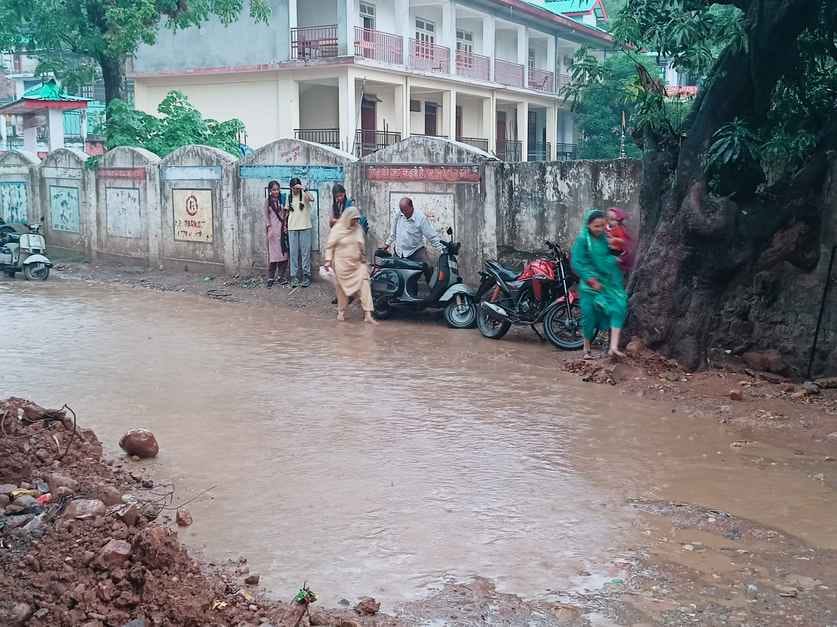 Bassi-Tatahar road construction is incomplete, road is turning into a pond with little rain