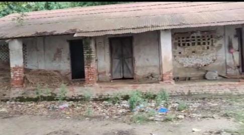 Overlooked: The shelter is not in good condition, if flood comes the victims will wander