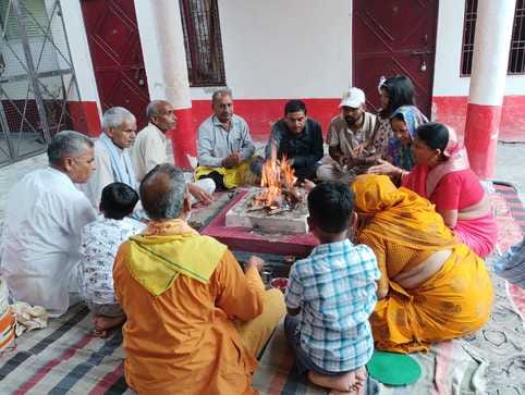 Wishing for world welfare by offering sacrifices in Yagya