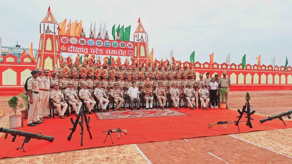 एसएसबी जवानों के साथ केंद्रीय गृह राज्य मंत्री।परेड का निरीक्षण करते केंद्रीय गृह राज्य मंत्री