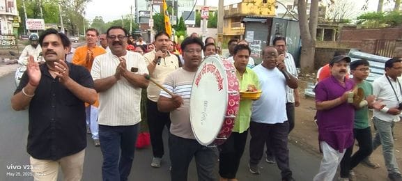 The atmosphere of the city remained devotional during Prabhat Ferry