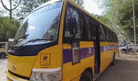A student was beaten up in a bus, police took the vehicle full of students to the police station