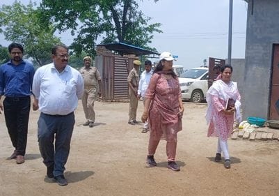 The nodal officer inspected the cow shelter and saw the arrangements