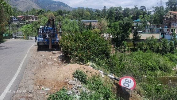 Safety railing broken in Dhelu on Pathankot-Mandi highway