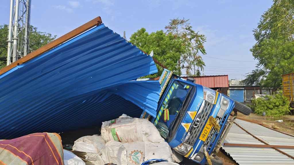 More than 641 electric poles fell in the storm, darkness prevailed throughout the night