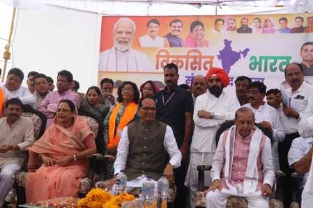 केन्द्रीय मंत्री शिवराज सिंह की पदयात्रा रविवार को लाडक़ुई गांव से शुरू हुई।