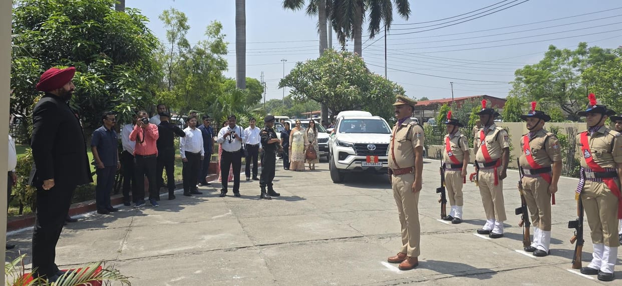 The Governor took a short rest in Kashipur Mandi