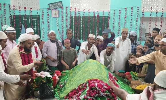 Devotees danced in the mehfil-e-saman, flowers of devotion were offered