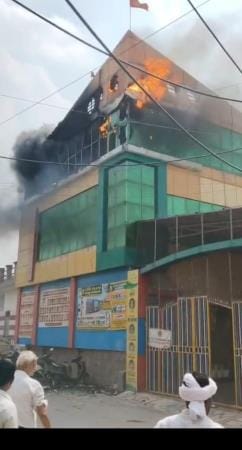 Fire broke out in a private school, clothes of a drama troupe burnt and three vehicles damaged