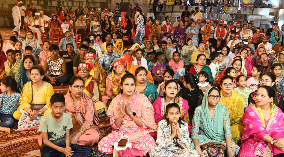Seri stage resonated with bhajans, devotees were mesmerized