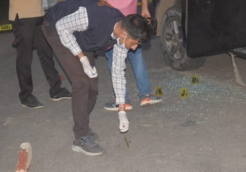 15 rounds of bullets fired on Thar rider in a dispute of 50 lakhs, ruckus in the police station