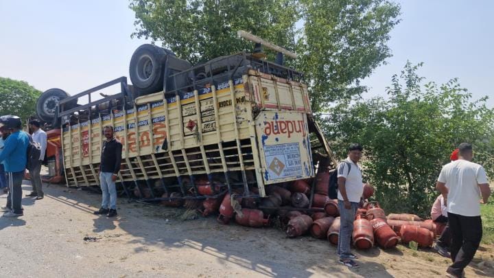 A truck loaded with empty cylinders overturned on the highway