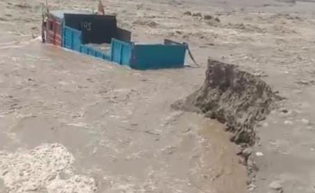 Water flow suddenly increased in Nandhaur river, mining vehicles stranded