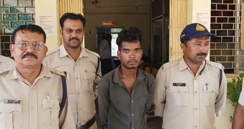 पुलिस गिरफ्त में अरोपी (फोटो : अमर उजाला)