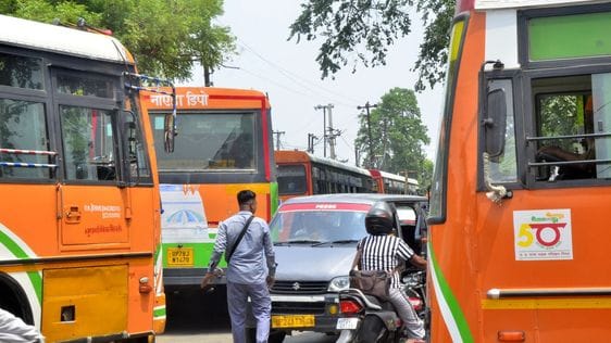 Buses are parked in the middle of the road, pedestrians are troubled