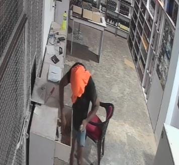 Burglarized a liquor shop, thief caught on camera counting notes