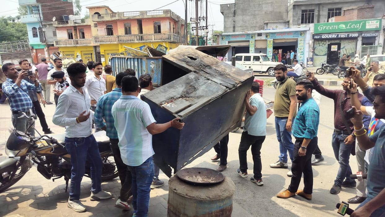Encroachment removed from road and footpath, shopkeepers' goods confiscated