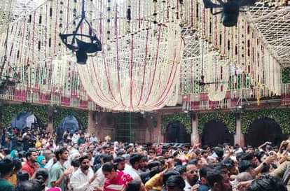 श्री बांके बिहारी मंदिर में सजा फूल बंगला