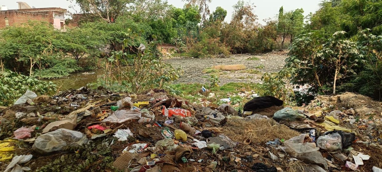 The villagers themselves are dumping garbage, the existence of the pond is in danger