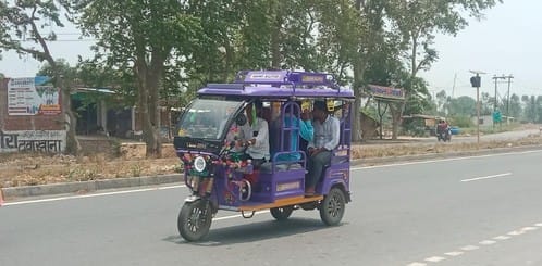 DM's order remained ineffective... e-rickshaws kept running on the highway