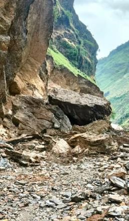 Tawaghat-Sobla road remained closed for six hours due to rock cracking