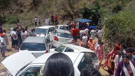 The water dam in the ravine broke due to road construction work, 20 vehicles were damaged