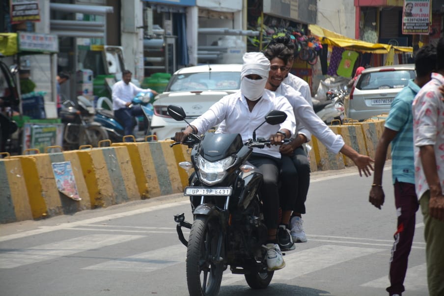 Dust kept flying on the roads due to strong winds in summer, people were troubled