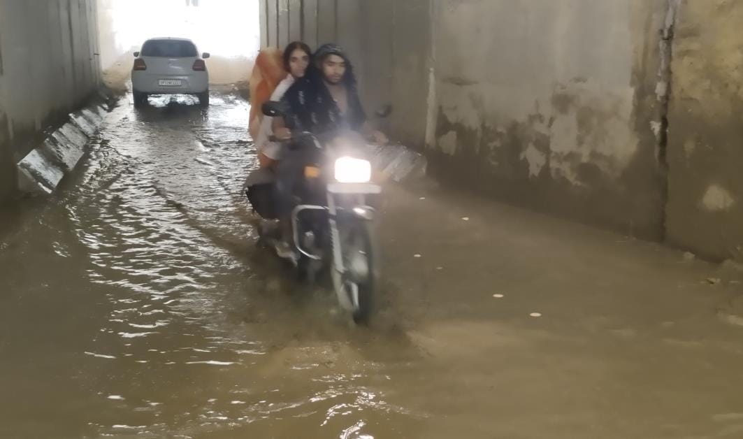 The water of the underpass did not drain even after three days